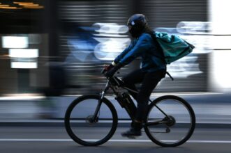 Coursiers, livreurs, VTC : que va changer la loi européenne les concernant ?