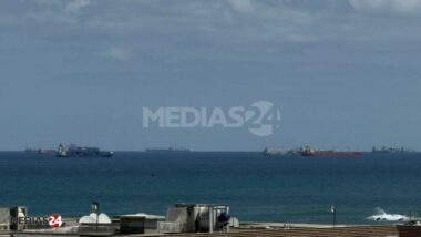 Port de Casablanca : vers la fin de la file de navires visible depuis la corniche