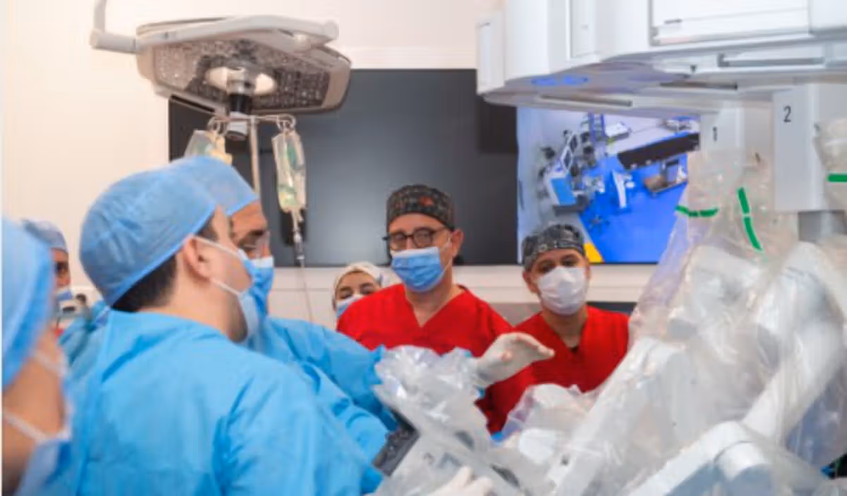 L’Hôpital militaire Mohammed V a réussi une cysto-prostatectomie radicale chez un patient âgé de 70 ans.