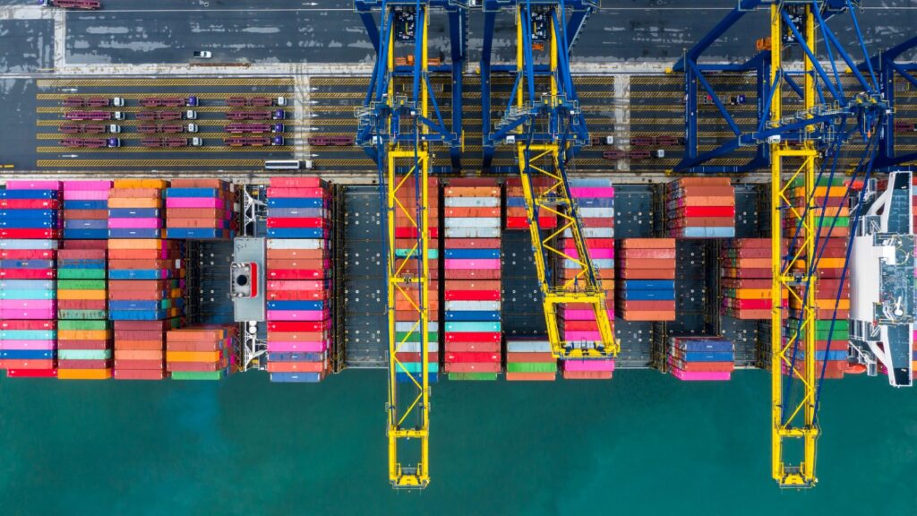 Transport maritime: les armateurs mondiaux alertent sur la flambée des coûts et des tensions logistiques