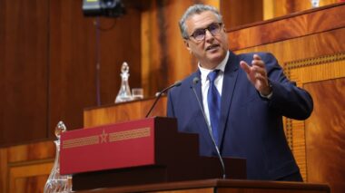 Éducation : Akhannouch défend son bilan à coups de milliards et d’&ldquo;écoles pionnières&rdquo;