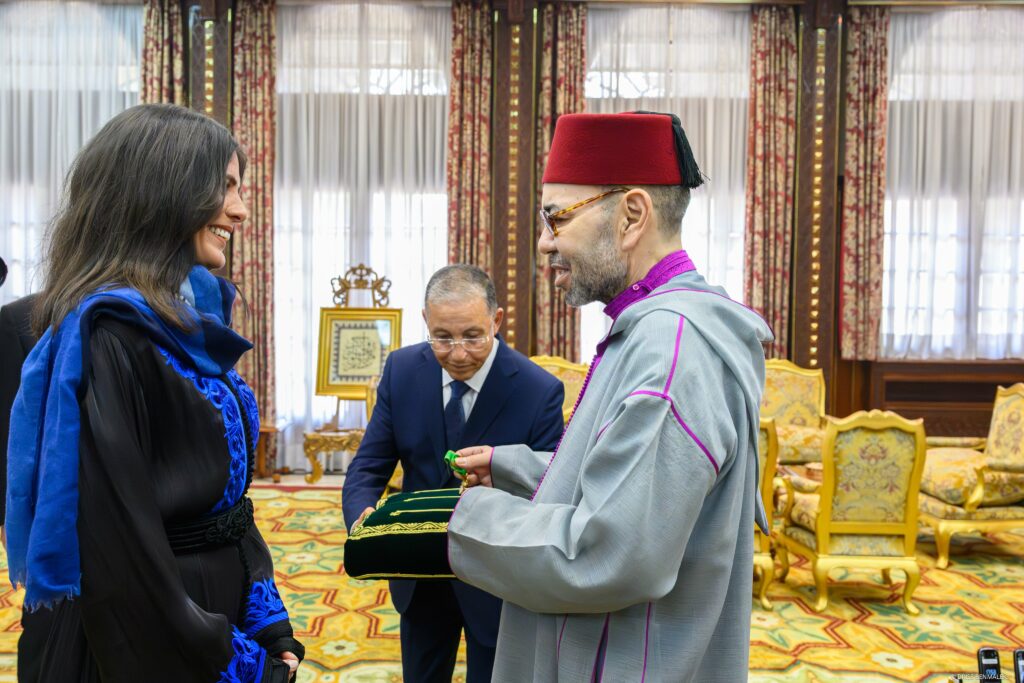 Le Roi Mohammed VI décore Nawal Sfendla du Wissam Al Moukafaa Al Watania de l’ordre d’Officier