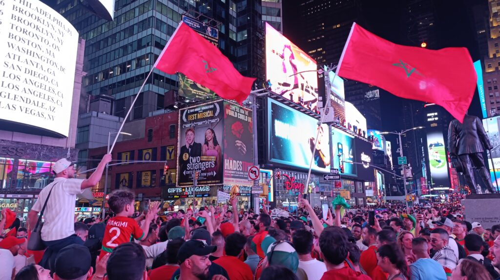 Mondial 2026. Les supporters marocains enflamment Times Square avant le choc face au Brésil