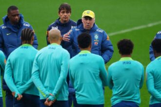 Mondial 2026 : avant Maroc-Brésil, Ancelotti teste des bracelets tactiques inspirés du football américain