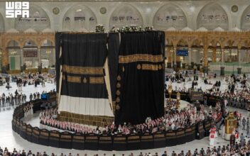 En images, la Kaaba revêt sa nouvelle Kiswa