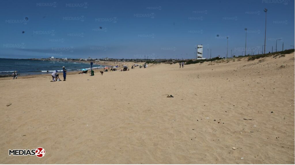 Casablanca : la plage de Aïn Diab envahie de déchets, des interrogations sur leur origine