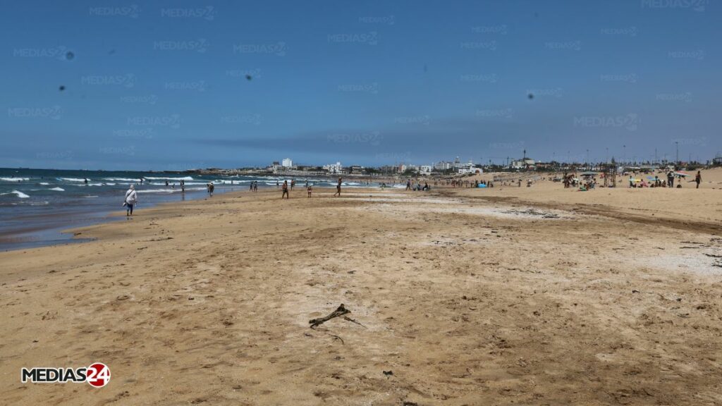 Casablanca : la plage de Aïn Diab envahie de déchets, des interrogations sur leur origine