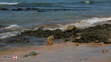 Casablanca : la plage de Aïn Diab envahie de déchets, des interrogations sur leur origine