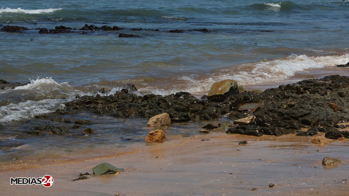 Casablanca : la plage d'Aïn Diab envahie par des déchets, des interrogations sur leur origine