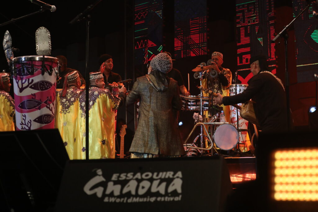 Festival Gnaoua : jusqu’au bout, Hamid El Kasri et Carlinhos Brown font vibrer Essaouira