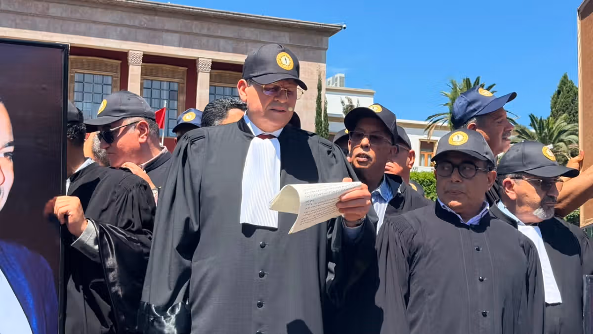 Les avocats manifestent devant le Parlement contre la réforme de leur profession.
