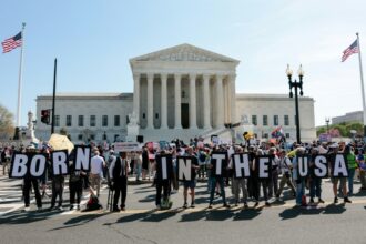 La Cour suprême préserve le droit du sol, revers majeur pour Trump