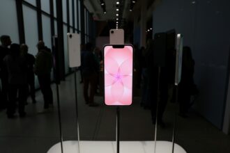 Le boom de l'IA va faire grimper le prix des iPhone, prévient le patron d'Apple