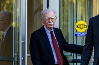 John Bolton, ex-conseiller de Trump, plaide coupable de rétention de documents classifiés