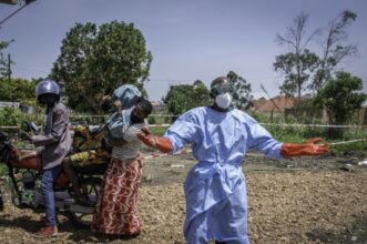 Ebola en RDC : une épidémie sans vaccin, des groupes armés et une défiance populaire