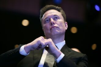 La fortune d'Elon Musk franchit le seuil symbolique de mille milliards de dollars