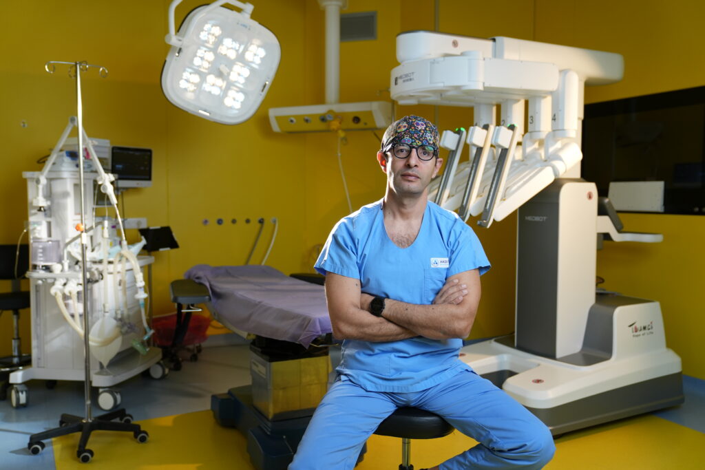 Pr Adil Ouzzane, Directeur du Programme de chirurgie robotique du Groupe AKDITAL : &ldquo;Le robot donne au chirurgien les moyens de réaliser la chirurgie qu’il souhaite réellement accomplir&rdquo;