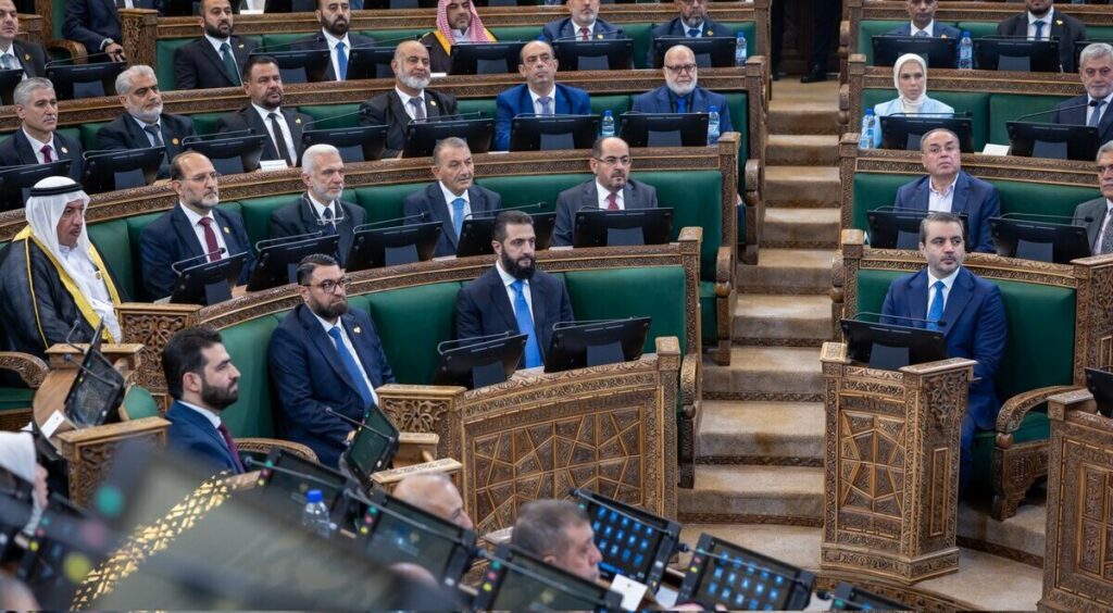 Syrie : le Parlement de transition tient sa première séance et élit son président