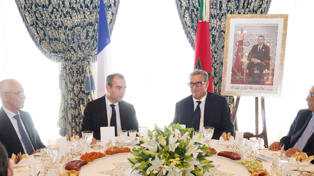 Le Roi offre un déjeuner en l'honneur du Premier ministre français Sébastien Lecornu.