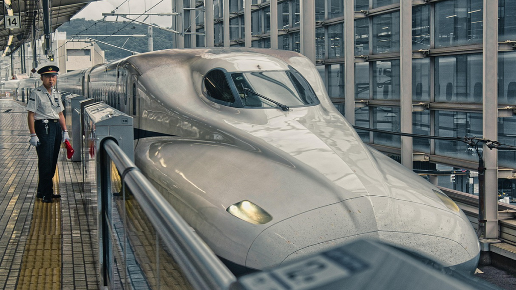 Le Japon accélère le déploiement du premier train à sustentation magnétique supraconductrice.