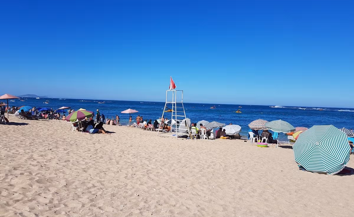 Littoral nord : la flambée des tarifs hôteliers fait fuir les Marocains et pénalise les commerçants