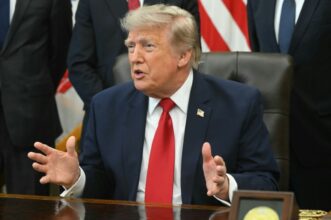 Les Etats-Unis frappent l'Iran pour la troisième nuit de suite, Trump dit instaurer une taxe de 20% au détroit d'Ormuz