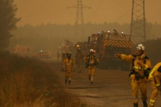 Incendies toujours non maîtrisés en France et en Espagne malgré des signes d'amélioration