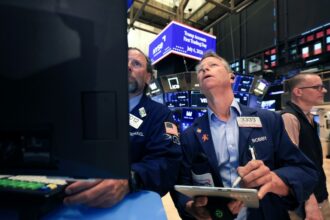 Moyen-Orient : les cours du pétrole s'envolent de plus de 9%, bond inédit pour le Brent